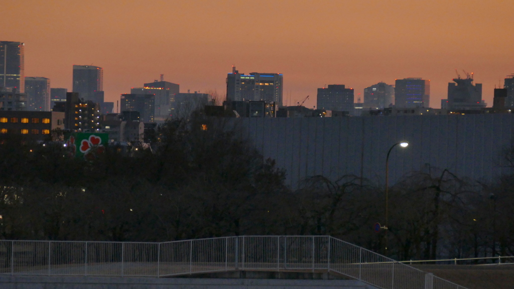 荒川土手から隅田川対岸の真ん中は後楽園ドームホテルほか高層ビル群の夜景