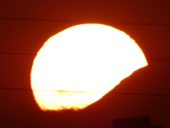 富士山の宝永山と山腹の大きな夕日