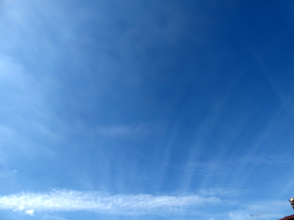 飛行機雲と放射状雲
