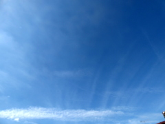 飛行機雲と放射状雲