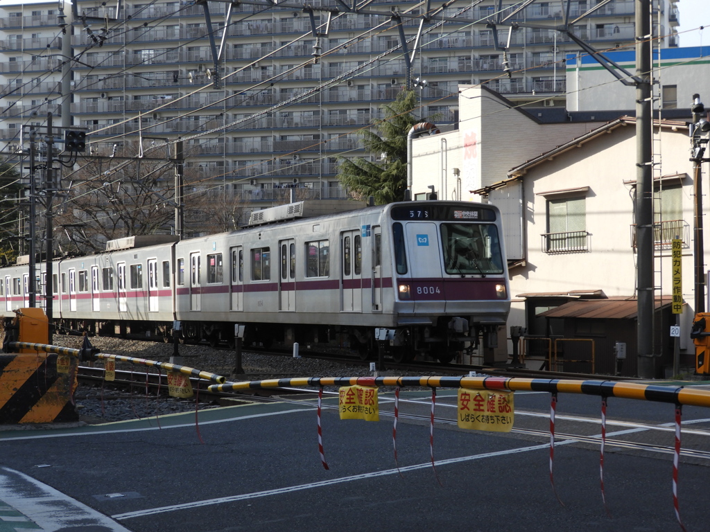 北千住から千住東の踏切の東京メトロ線