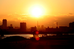 荒川土手から池袋の巨大チムニー上空の夕日