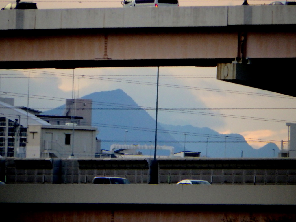 西新井橋から高速高架の間に見えた武甲山と両神山