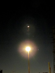 千住桜木交差点の街灯の上の月星