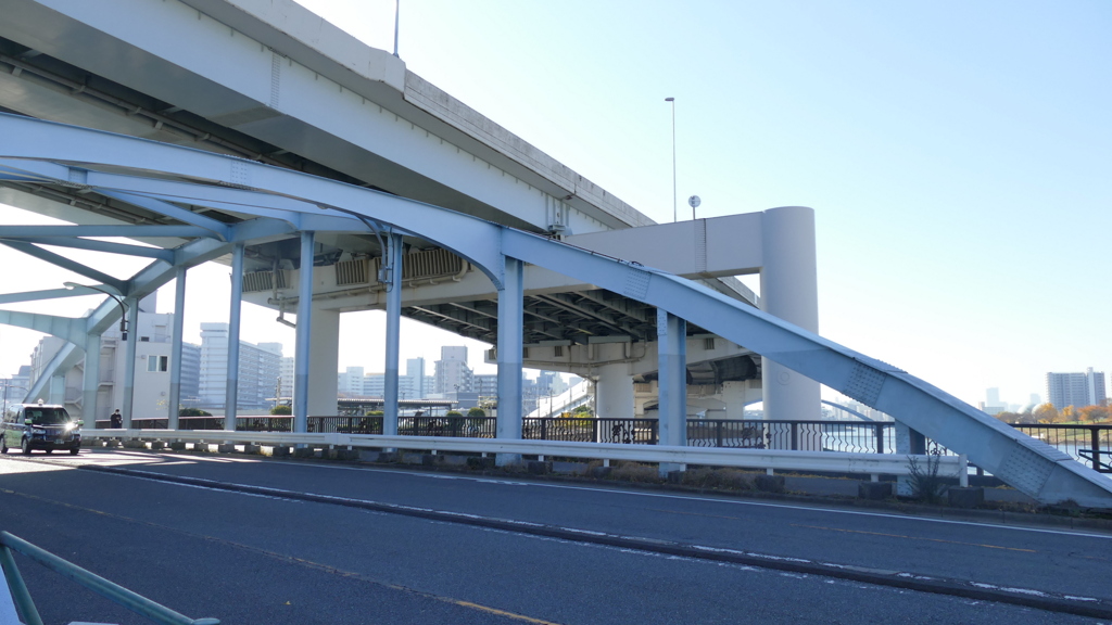 墨堤通りの足立区と墨田区の綾瀬橋から隅田川下流方面