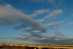荒川土手から千住新橋上の多重のレンズ雲