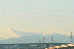 荒川土手から舎人ライナーの高架上の雲被る雲取山～大平山