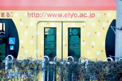 荒川自然公園の前を走るコマーシャル車両の都電荒川線