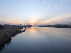 遠くの夕日の荒川の薄青の雰囲気