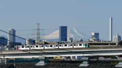 荒川土手から日暮里方面に向かう舎人ライナーとバックの丹沢山系と富士