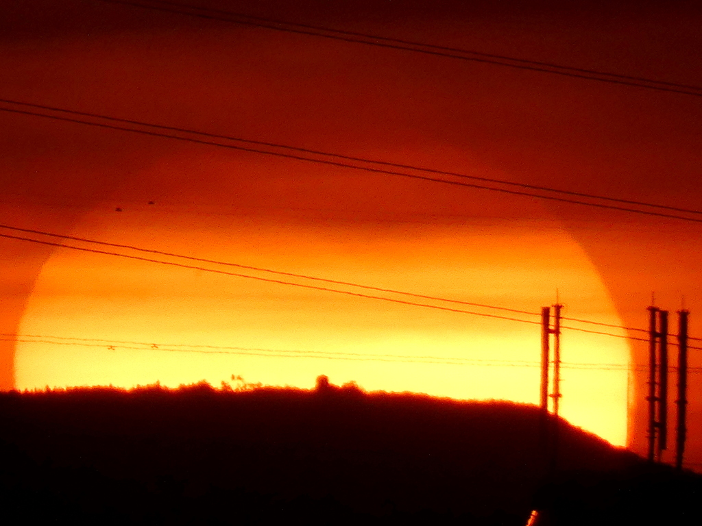 ’22.5.28.名のごとく平屋根上の様な堂平山頂の大きな夕日