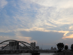 墨田川尾竹橋の大きなかなとこ雲の夕景