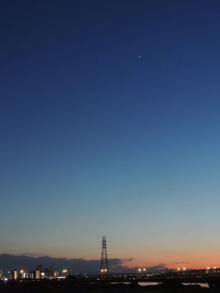 荒川土手から西新井橋の上空の一番星