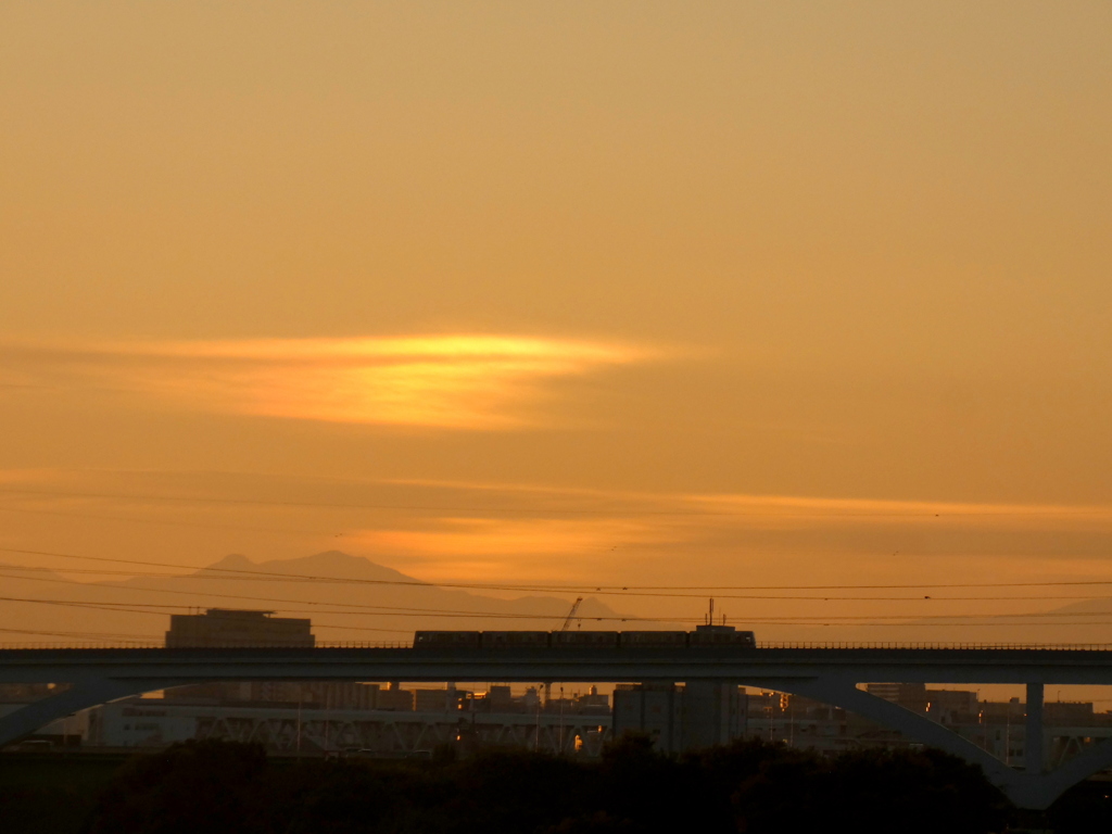 大岳山の前を舎人ライナー