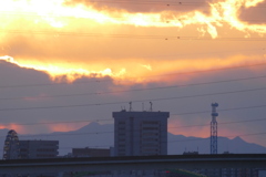 観覧車右雲の下の鶏冠山の夕日