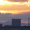 観覧車右雲の下の鶏冠山の夕日