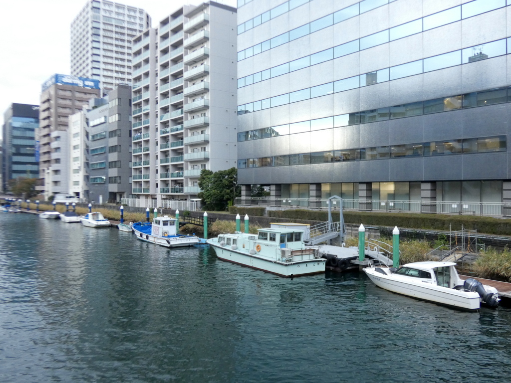 鉄砲洲にある隅田川亀島水門から亀島川の船