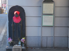 三ノ輪浄閑寺の門前の地蔵さま