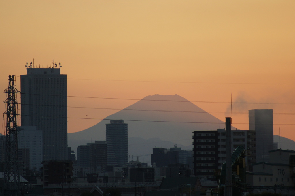 西日を受ける都内から見える秋の富士山