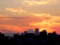 遠くの富士山の夕焼け