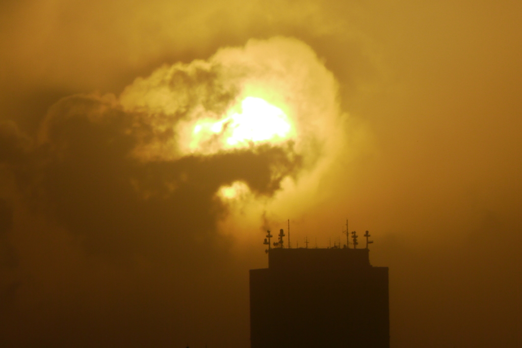 西新井橋から池袋サンシャインビルを覆いかぶさる夕日雲