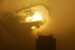 西新井橋から池袋サンシャインビルを覆いかぶさる夕日雲