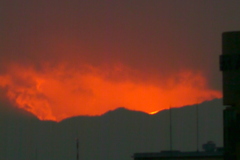 '22.12.29荒川土手から東京タワーと丹沢山系の見える雲の隙間の落日