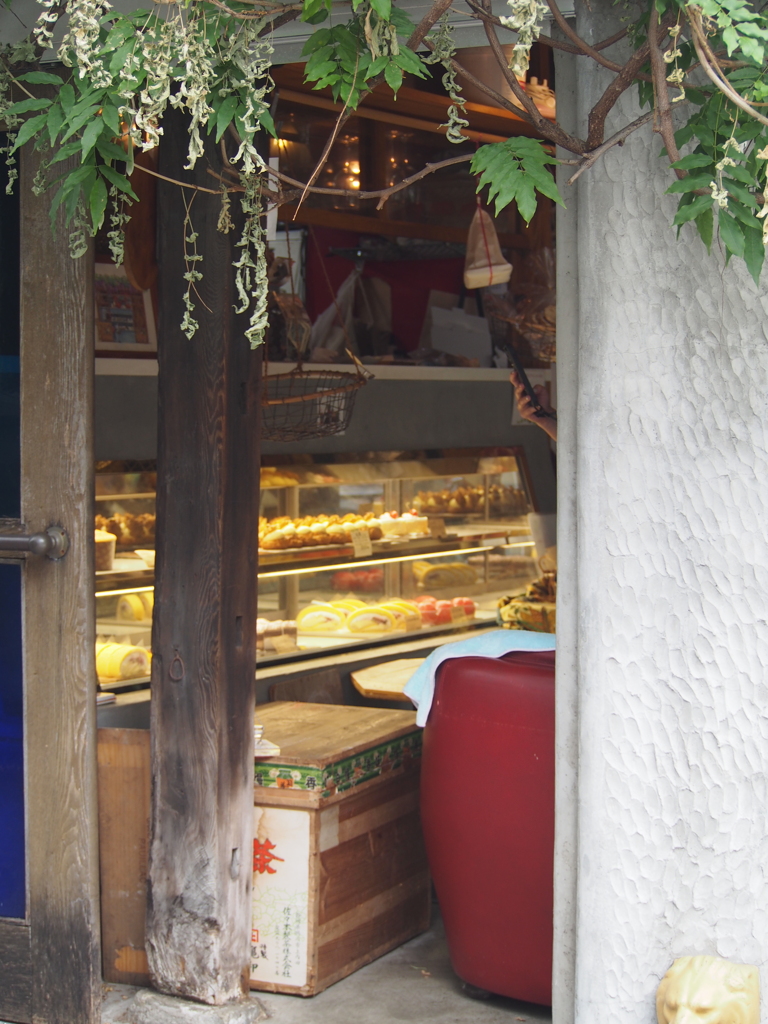 根津の藤弦に覆われたケーキ店