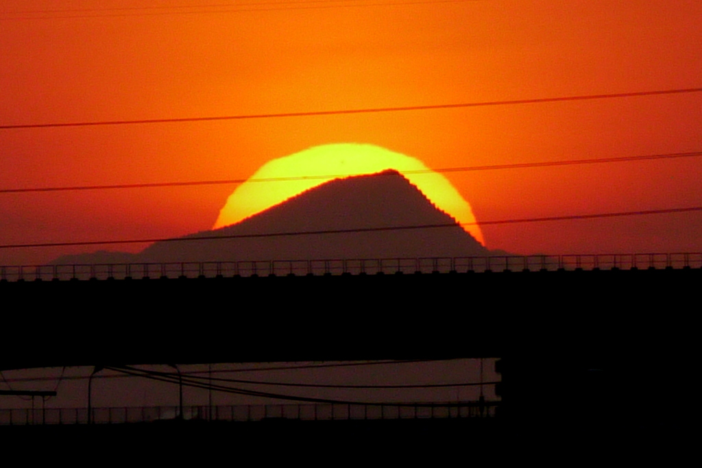 武甲山を覆う大きな夕日