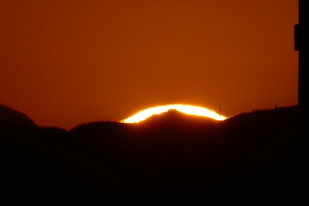 昨日より右に少し移動した丹沢の夕日