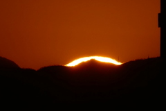 昨日より右に少し移動した丹沢の夕日