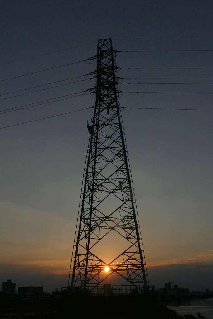 鉄塔の下の夕日