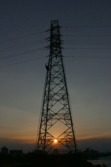 鉄塔の下の夕日