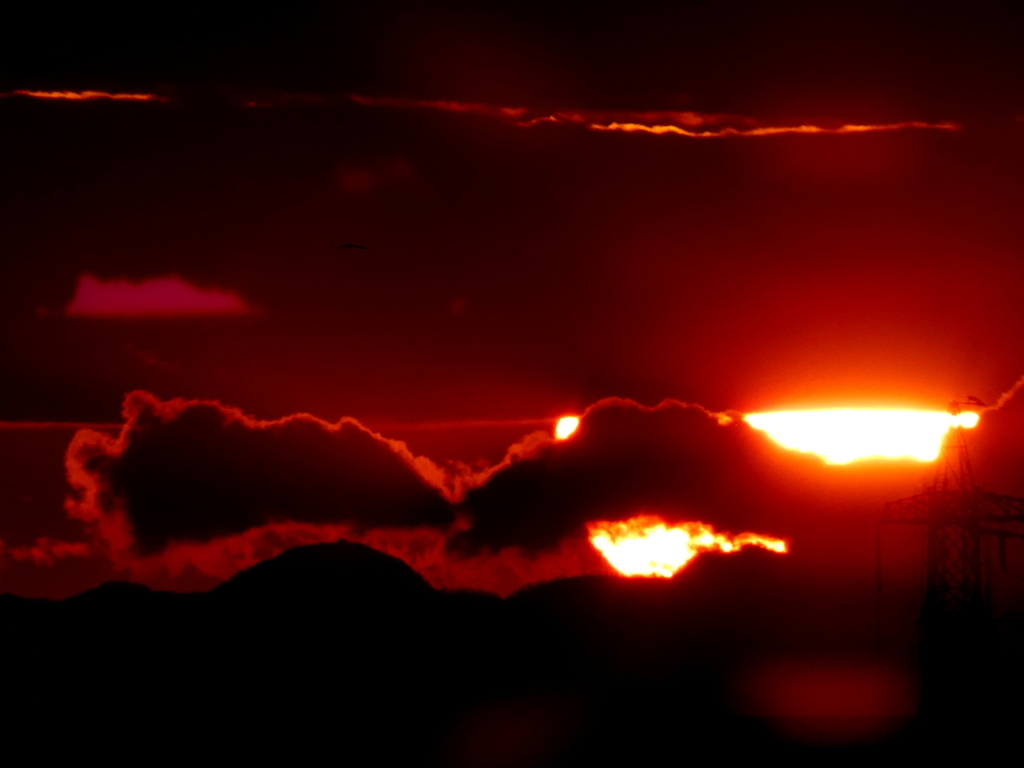 雲被る丹沢山系に落ちる二重の夕日