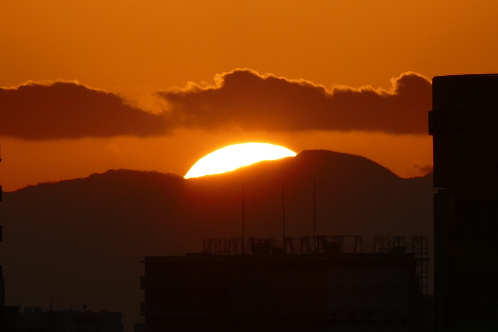 雲の下の丹沢山に沈む