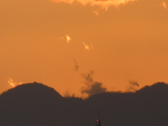 荒川土手上から見えた丹沢塔ノ岳近くの雲