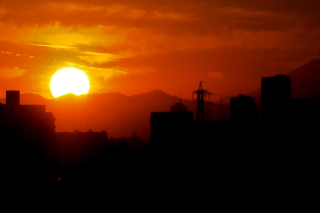 ’２３新春の丹沢山系の山に落ちる夕日