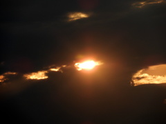 雲間から覗くサンセット