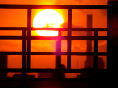 鉄塔の中の夕日