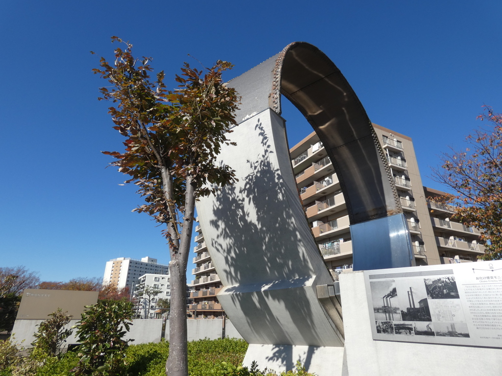 隅田川沿いのお化け煙突のモニュメント