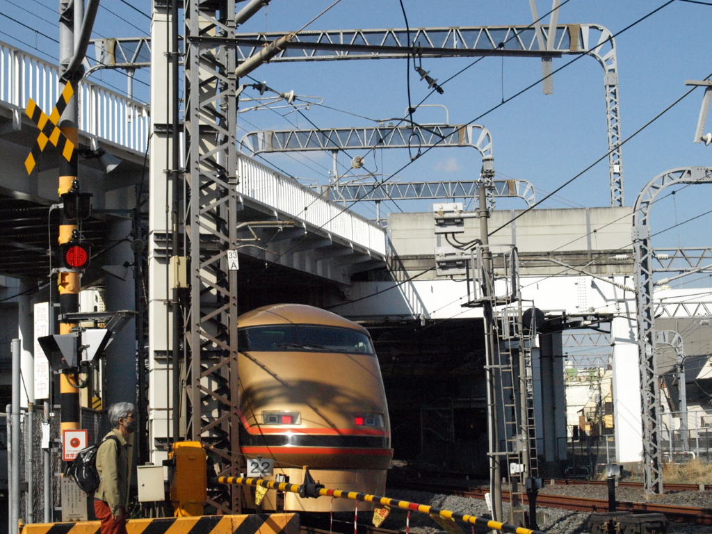 千住大踏切の真ん中から東武特急北千住駅へ