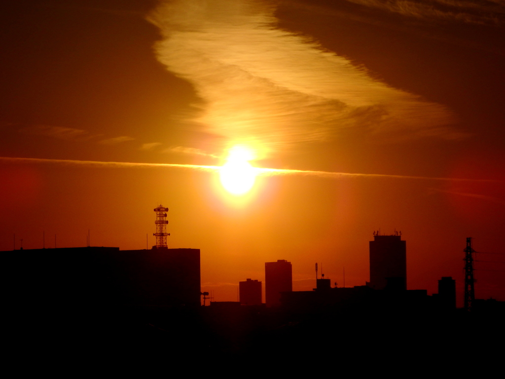 夕日から上にせり上がるこれもまた飛行機雲？