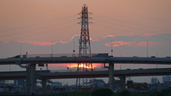 鉄塔裏に沈む
