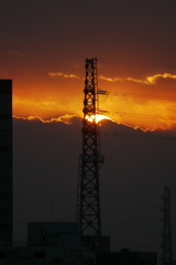 再び鉄塔の雲の中に入る夕日