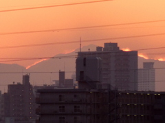 日が落ちた後のビルの後ろの景信山