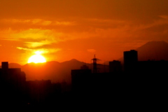 ’２３新春の丹沢山系の塔ノ岳と右蛭ヶ岳の間の夕日