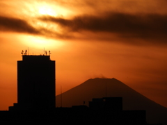 サンシャインビルの上の雲被る夕日