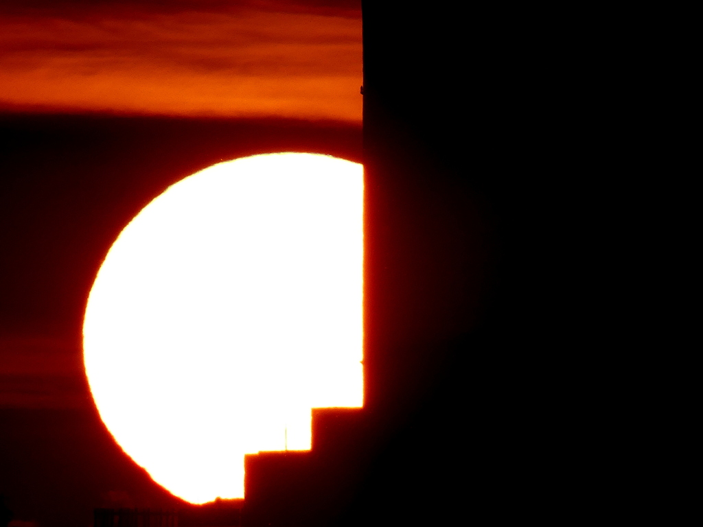 サンシャイン60の左付根の大きな夕日