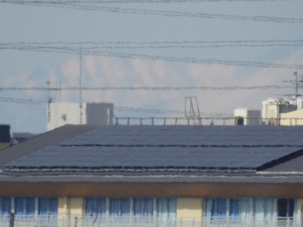 高速効果の下雪をかぶった黒斑山