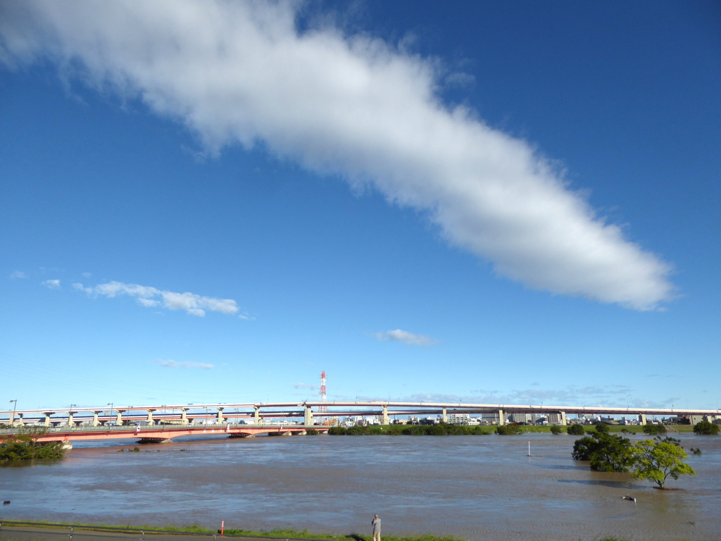 令和元年東日本台風の爪痕に長い白雲